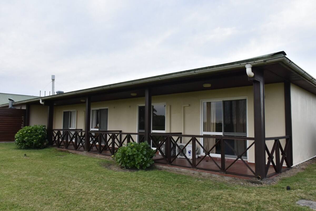 Kamar Double Standar, pemandangan kebun | Brankas, tirai kedap cahaya, dan Wi-Fi gratis