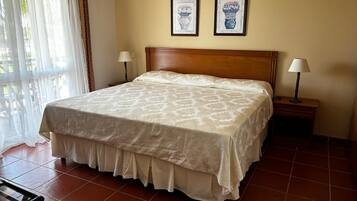 Superior suite, uitzicht op zwembad | Een kluis op de kamer, verduisterende gordijnen, gratis wifi