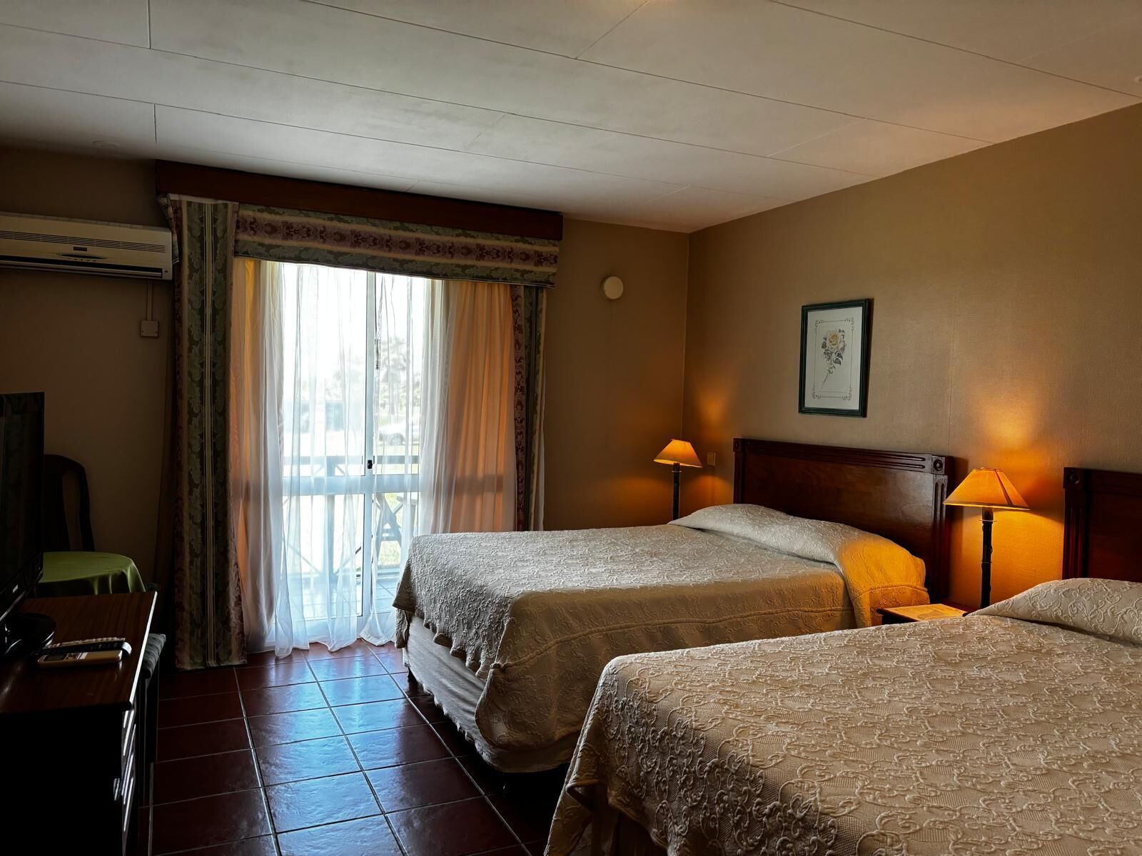 Kamar Quadruple Standar, pemandangan kebun | Brankas, tirai kedap cahaya, dan Wi-Fi gratis