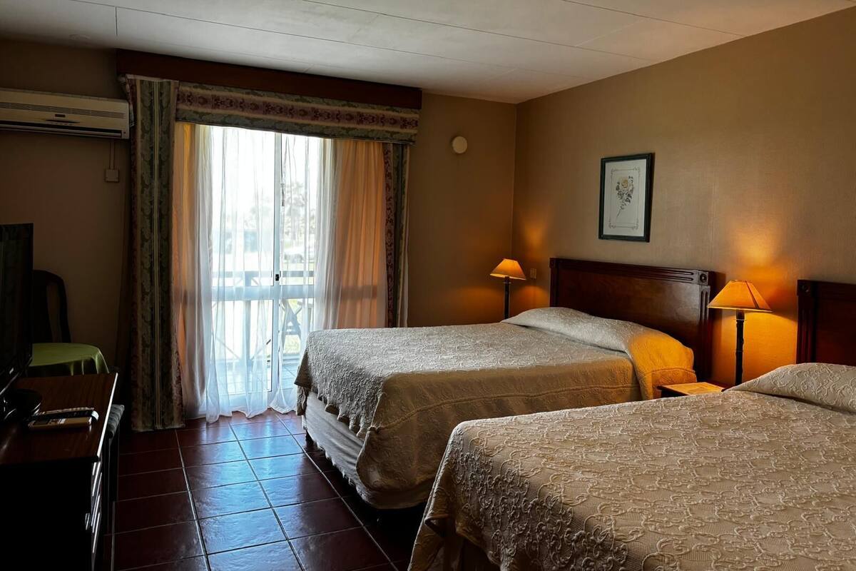 Kamar Quadruple Standar, pemandangan kebun | Brankas, tirai kedap cahaya, dan Wi-Fi gratis