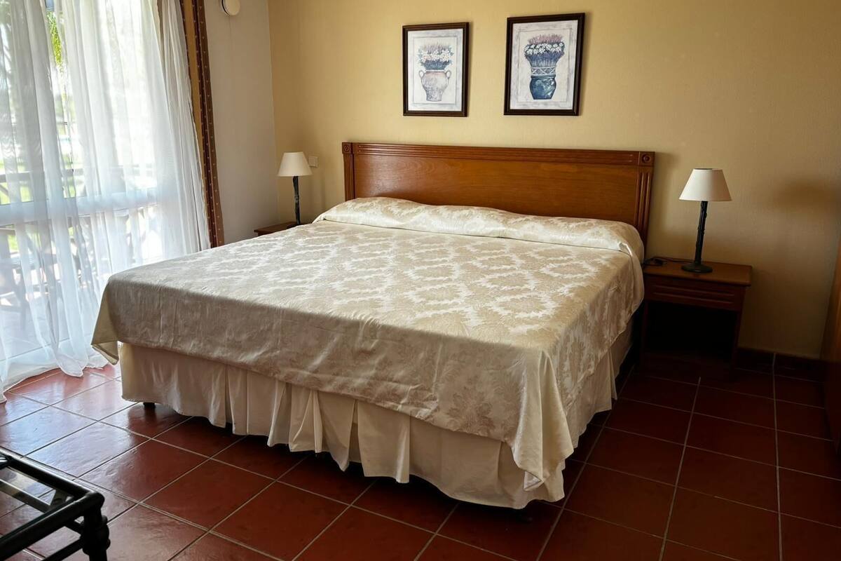 Kamar Double Standar, pemandangan kolam renang | Brankas, tirai kedap cahaya, dan Wi-Fi gratis