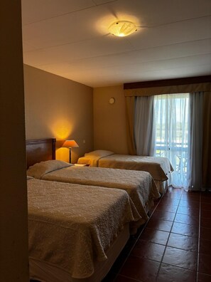 In-room safe, blackout curtains, free WiFi - los naranjos hotel termal (Dayman)