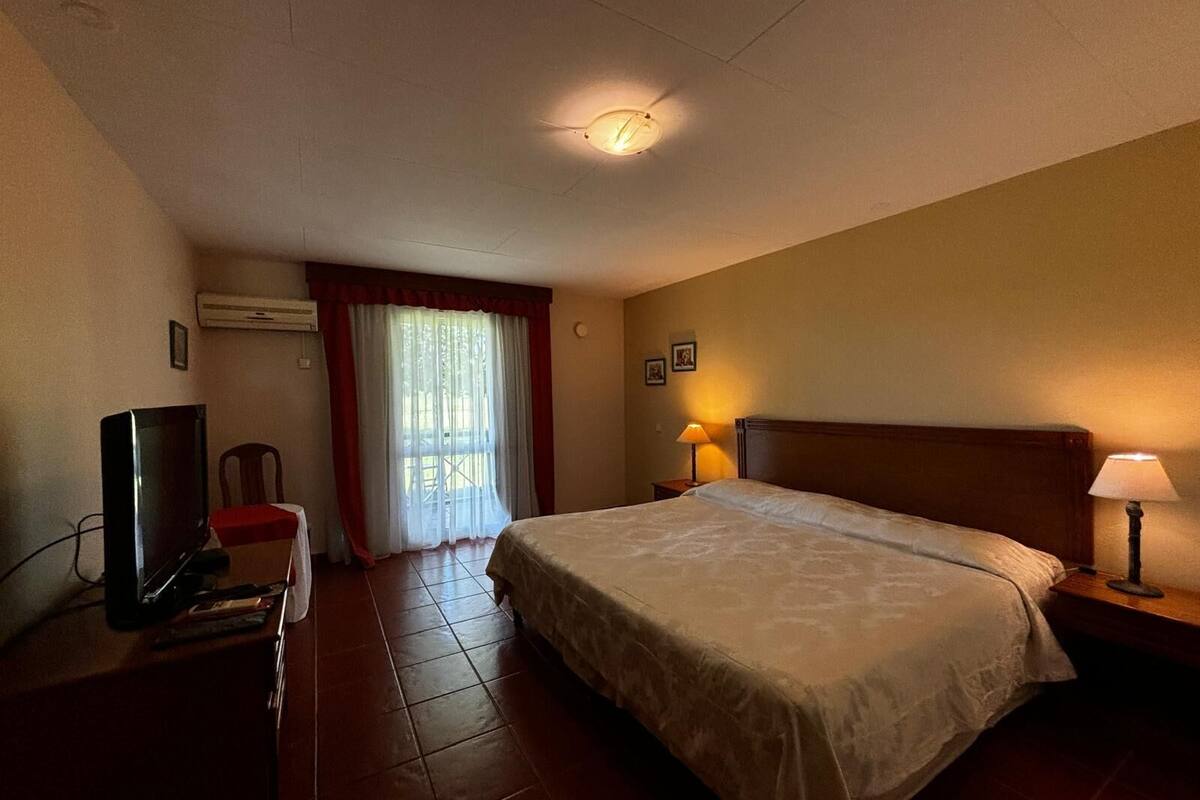 Suite Superior, pemandangan kolam renang | Brankas, tirai kedap cahaya, dan Wi-Fi gratis