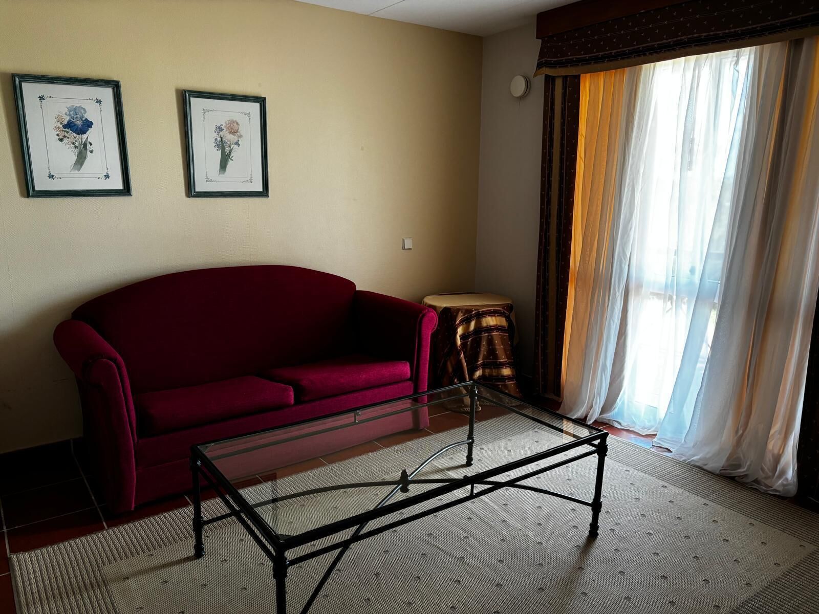 Superior suite, uitzicht op zwembad | Een kluis op de kamer, verduisterende gordijnen, gratis wifi