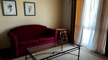 Superior suite, uitzicht op zwembad | Een kluis op de kamer, verduisterende gordijnen, gratis wifi