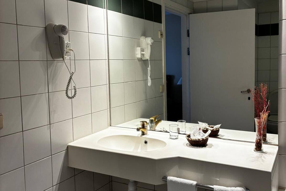 Kamar Double Standar, pemandangan kolam renang | Kamar mandi | Perlengkapan mandi gratis, pengering rambut, handuk, dan sabun