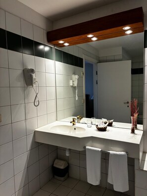 Standard Double Room, Pool View | Bathroom | Free toiletries, hair dryer, towels, soap - Los Naranjos Hotel (Dayman)