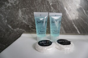Regadera, secadora de cabello, toallas, jabón