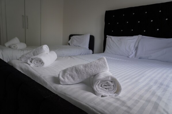 4 habitaciones, tabla de planchar con plancha, internet y ropa de cama