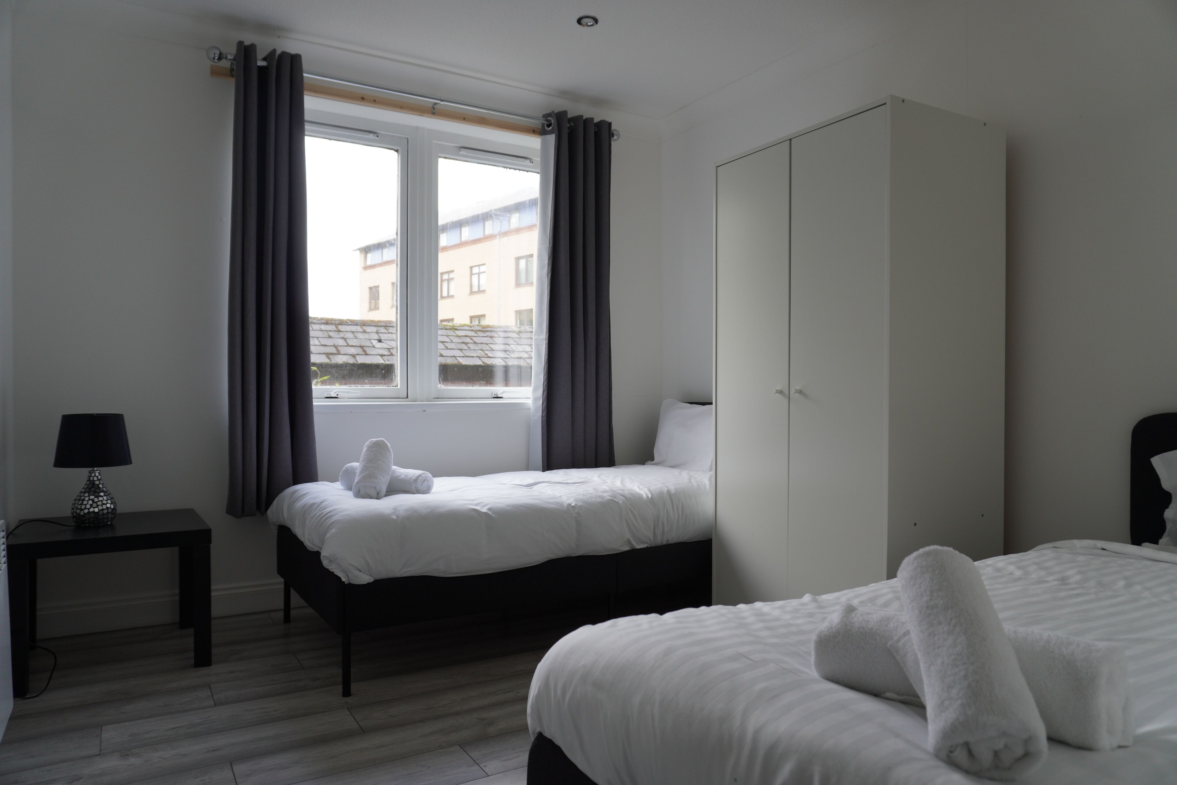 Tabla de planchar con plancha, internet y ropa de cama 