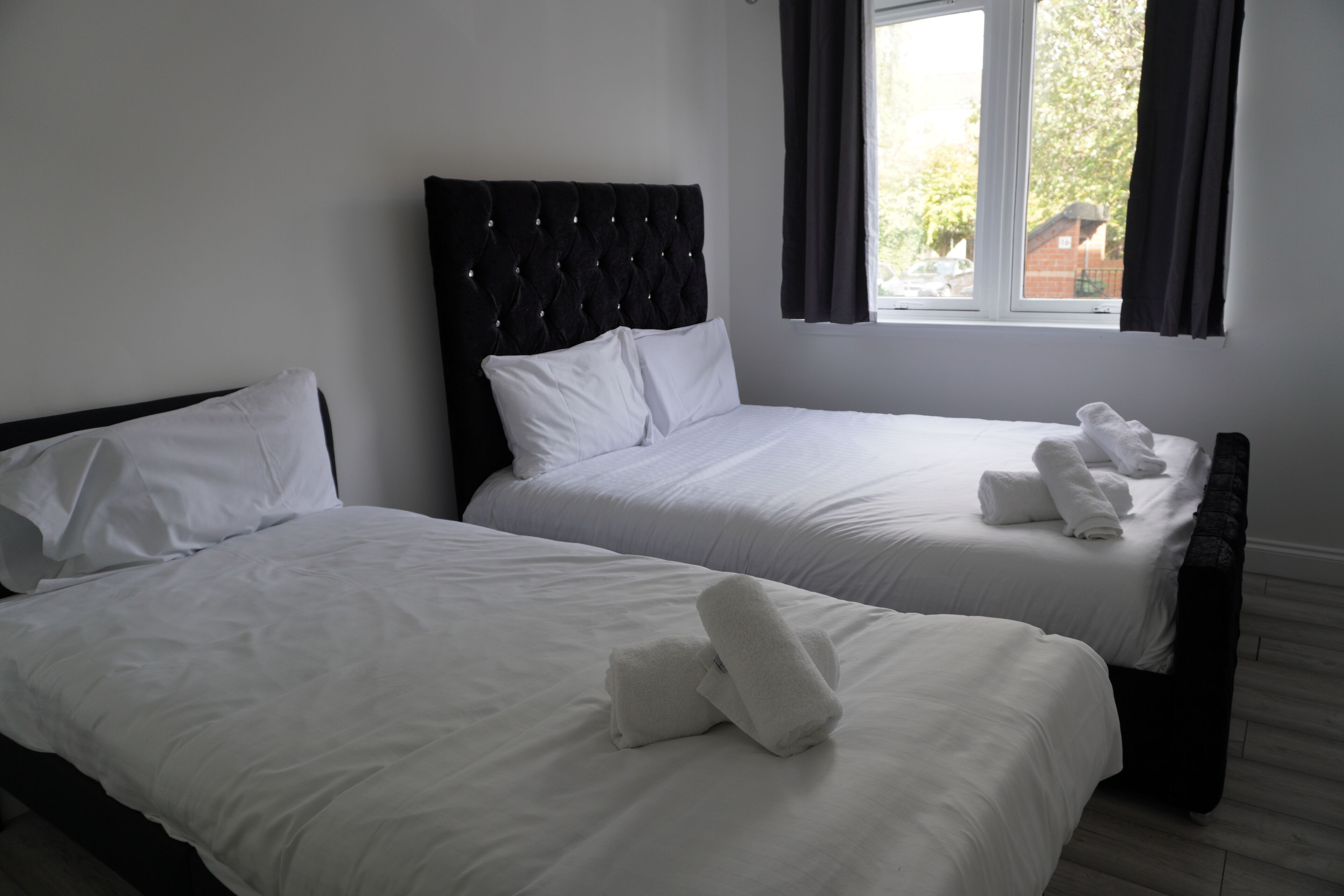 4 bedrooms, iron/ironing board, internet, bed sheets