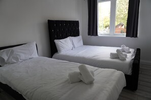 4 bedrooms, iron/ironing board, Internet, bed sheets