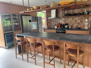 Microwave, oven, stovetop, dishwasher - Nana's House. Comfort and exclusivity in the best condominium in Praia do Forte. (MATA DO SÃO JOÃO)