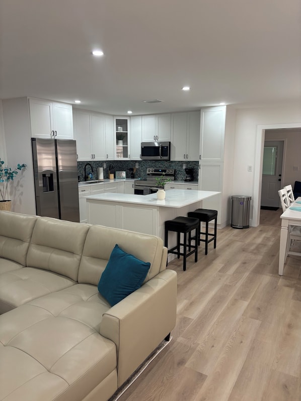 Living area - Spacious 3BD-2BA Miami Home-Free Parking-Garden-Porch (Miami)