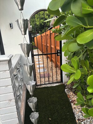 Exterior detail - Spacious 3BD-2BA Miami Home-Free Parking-Garden-Porch (Miami)