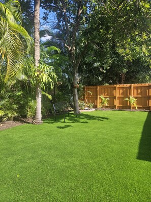 Property grounds - Spacious 3BD-2BA Miami Home-Free Parking-Garden-Porch (Miami)