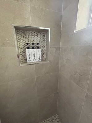 Shower, hair dryer, towels, soap - Spacious 3BD-2BA Miami Home-Free Parking-Garden-Porch (Miami)