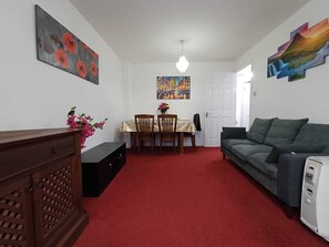 Living area - Stunning 1 Bed Home Feel Spacious Flat with Private Parking and Super Markets (London)