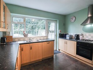 Dishwasher, cookware/dishes/utensils - Cromer Holiday Home (Cromer)