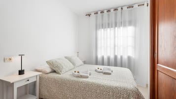 Tabla de planchar con plancha, wifi, ropa de cama