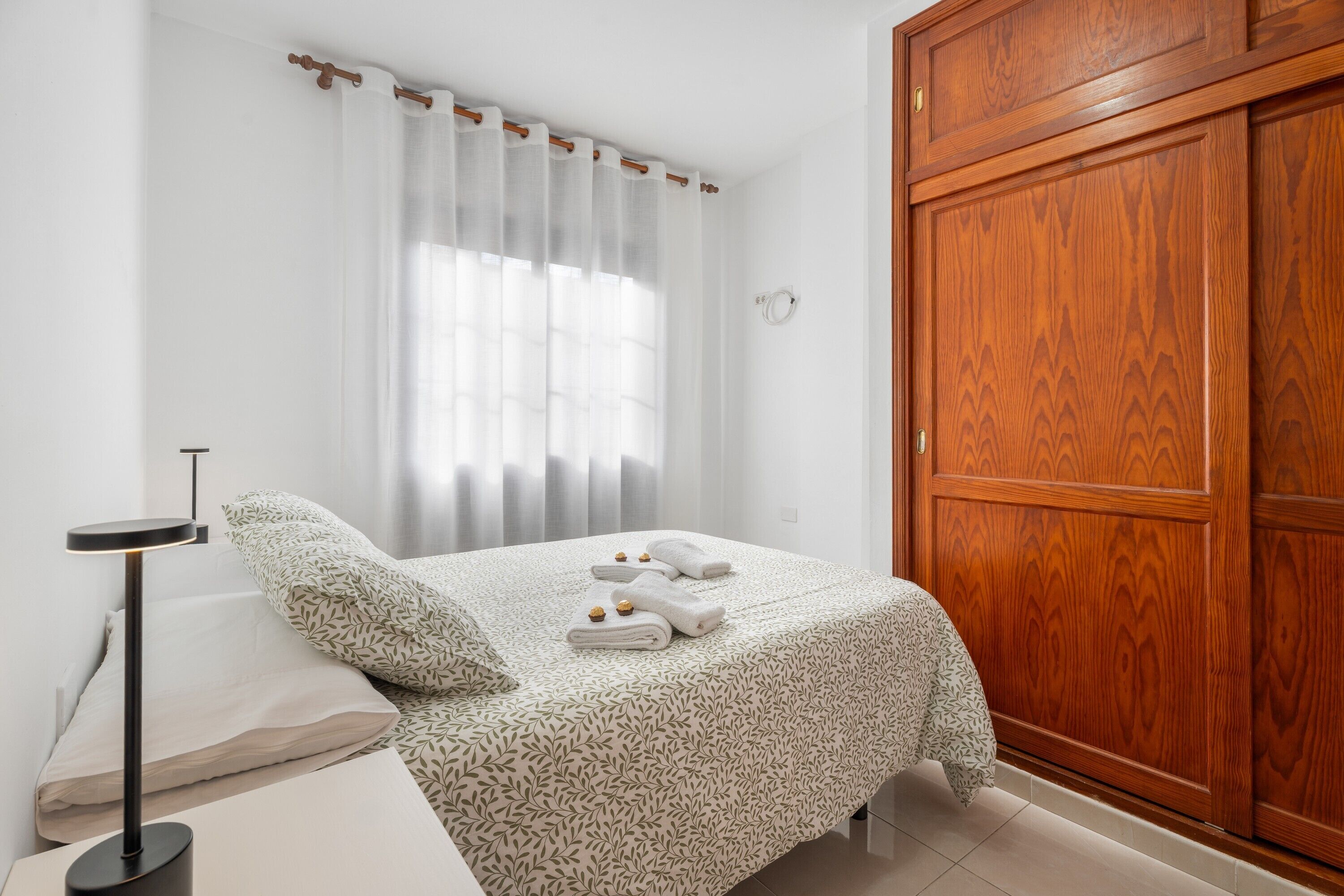 Tabla de planchar con plancha, wifi, ropa de cama