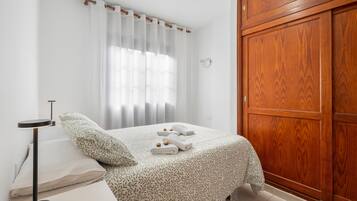 Tabla de planchar con plancha, wifi, ropa de cama