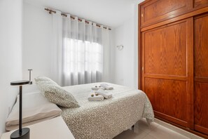 Een strijkplank/strijkijzer, wifi, beddengoed