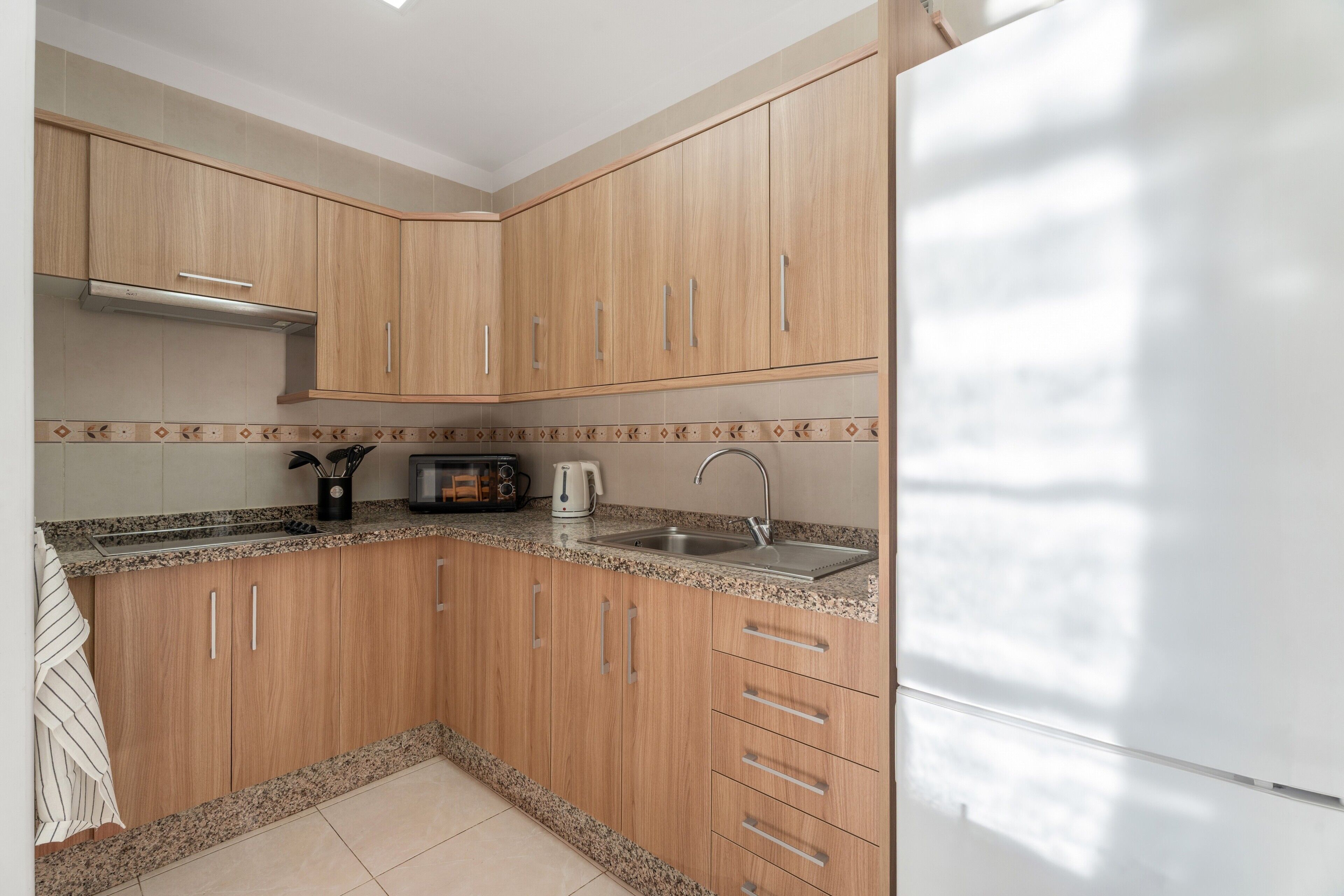 Kühlschrank, Mikrowelle, Herdplatte, Wasserkocher mit Kaffee-/Teezubehör