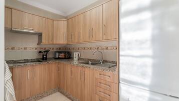 Kühlschrank, Mikrowelle, Herdplatte, Wasserkocher mit Kaffee-/Teezubehör