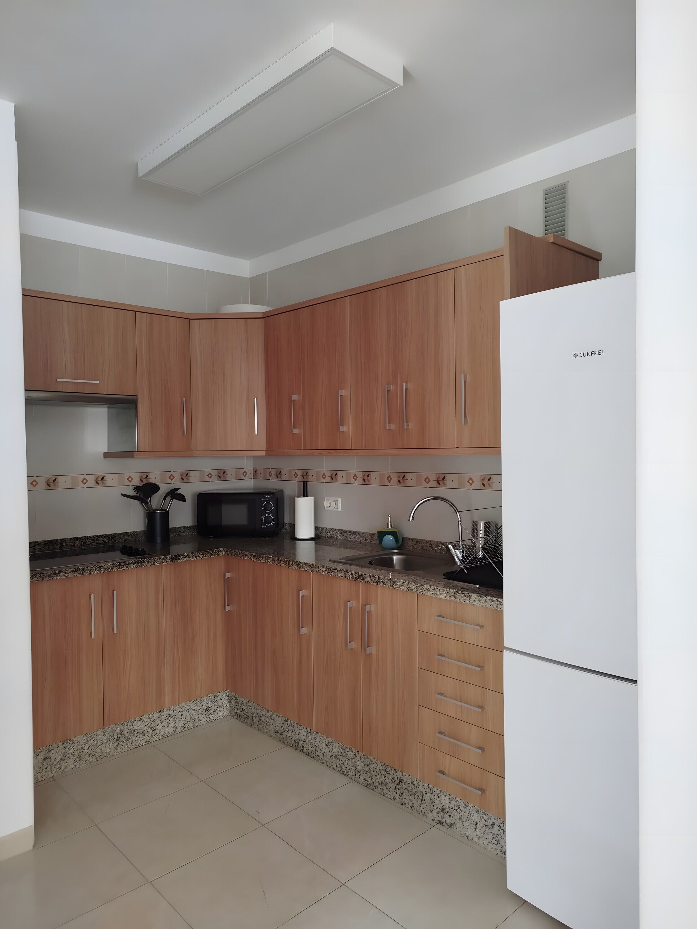 Een koelkast, een magnetron, een kookplaat