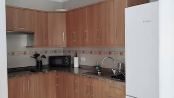 Een koelkast, een magnetron, een kookplaat