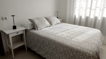 Een strijkplank/strijkijzer, wifi, beddengoed