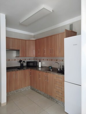 Fridge, microwave, stovetop, coffee/tea maker - Apartment 'Vivienda Vacacional Ana' with Balcony and Wi-Fi (San Sebastián de La Gomera)