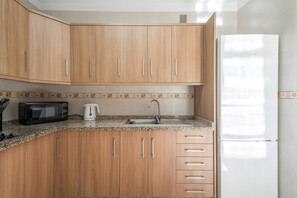 Frigorifero, microonde, piano cottura, macchina per tè/caffè