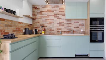 Køleskab, mikrobølgeovn, ovn, kogeplade