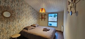 Tabla de planchar con plancha, wifi, ropa de cama