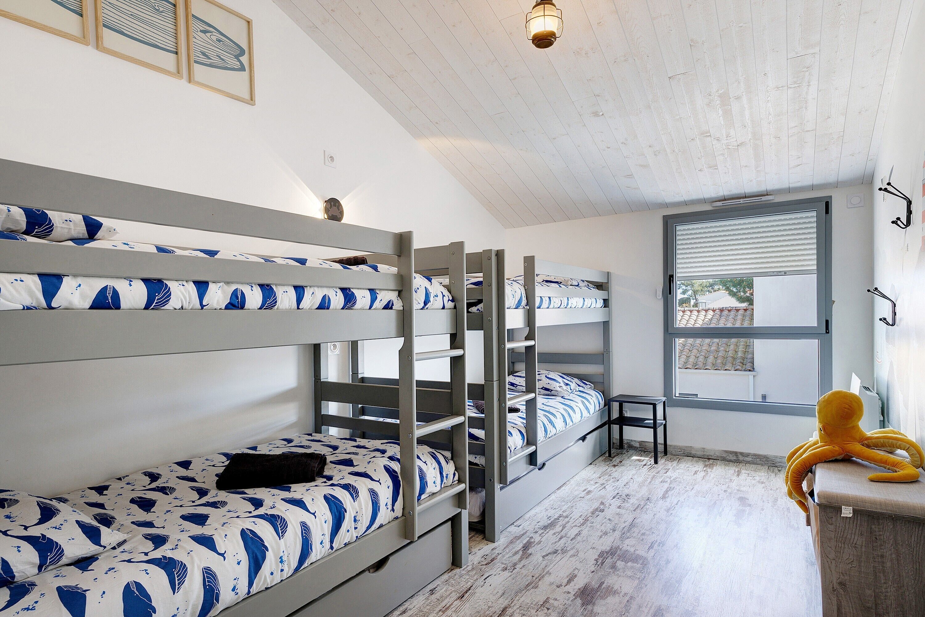 Tabla de planchar con plancha, wifi y ropa de cama 