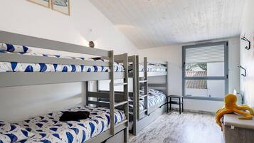 Tabla de planchar con plancha, wifi y ropa de cama