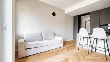 Apartment, 1 Doppelbett und Schlafsofa, Balkon | Wohnbereich | 32-Zoll-Smart-TV mit Kabelempfang