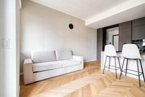 Apartment, 1 Doppelbett und Schlafsofa, Balkon | Wohnbereich | 32-Zoll-Smart-TV mit Kabelempfang