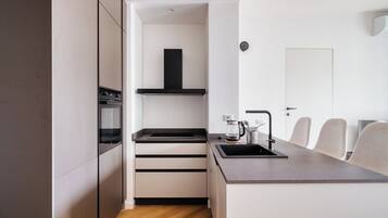 Apartament, 1 llit doble i sofà llit, balcó | Cuina privada | Frigorífic, forn, placa de cuina i rentaplats