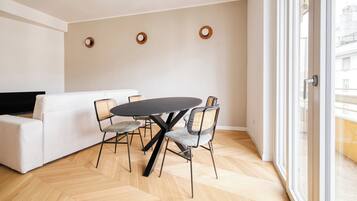 Leilighet, 2 soverom, balkong | Oppholdsområde | En 32-tommers smart-TV med kabel-kanaler