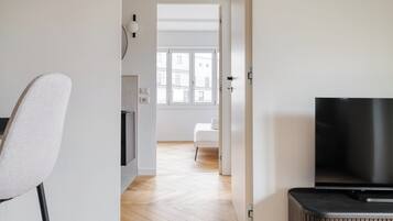 Leilighet, 1 dobbeltseng med sovesofa, balkong | Oppholdsområde | En 32-tommers smart-TV med kabel-kanaler