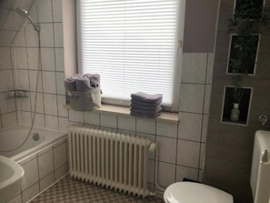 Shower, hair dryer, towels - Apartment "Wohnung mit Fernblick" with Private Garden and Wi-Fi (Jübek)