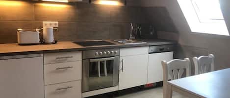 Réfrigérateur, micro-ondes, four, plaque de cuisson