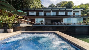 Villa | Alberca | Alberca al aire libre, sombrillas en la alberca y camastros