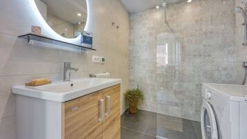Standard House, Multiple Bedrooms (Vila Leonarda) | Bathroom | Shower, hair dryer, towels, soap