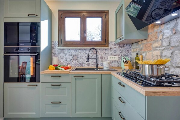 Standard House, Multiple Bedrooms (Vila Leonarda) | Private kitchen | Fridge, microwave, oven, stovetop - Vila Leonarda (Miren-Kostanjevica)