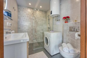 Standard House, Multiple Bedrooms (Vila Leonarda) | Bathroom | Shower, hair dryer, towels, soap - Vila Leonarda (Miren-Kostanjevica)