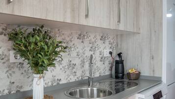 Geladeira, micro-ondas, fogão, cooktop